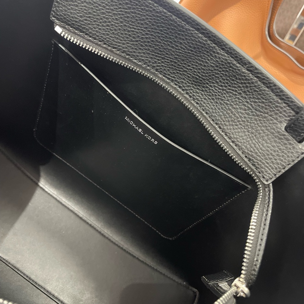 MICHAEL KORS
Evelyn Large EW Top Zip Shoulder Tote Bag 
Black 
NWT 

Live Style - Picture 11 of 16